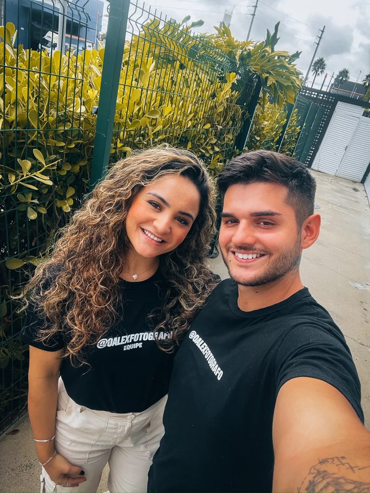 Alex e Sainara com camisetas da equipe @oalexfotografo