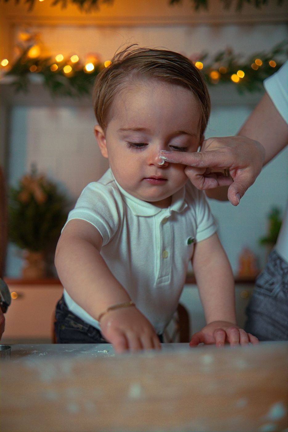 Bebê com farinha no nariz