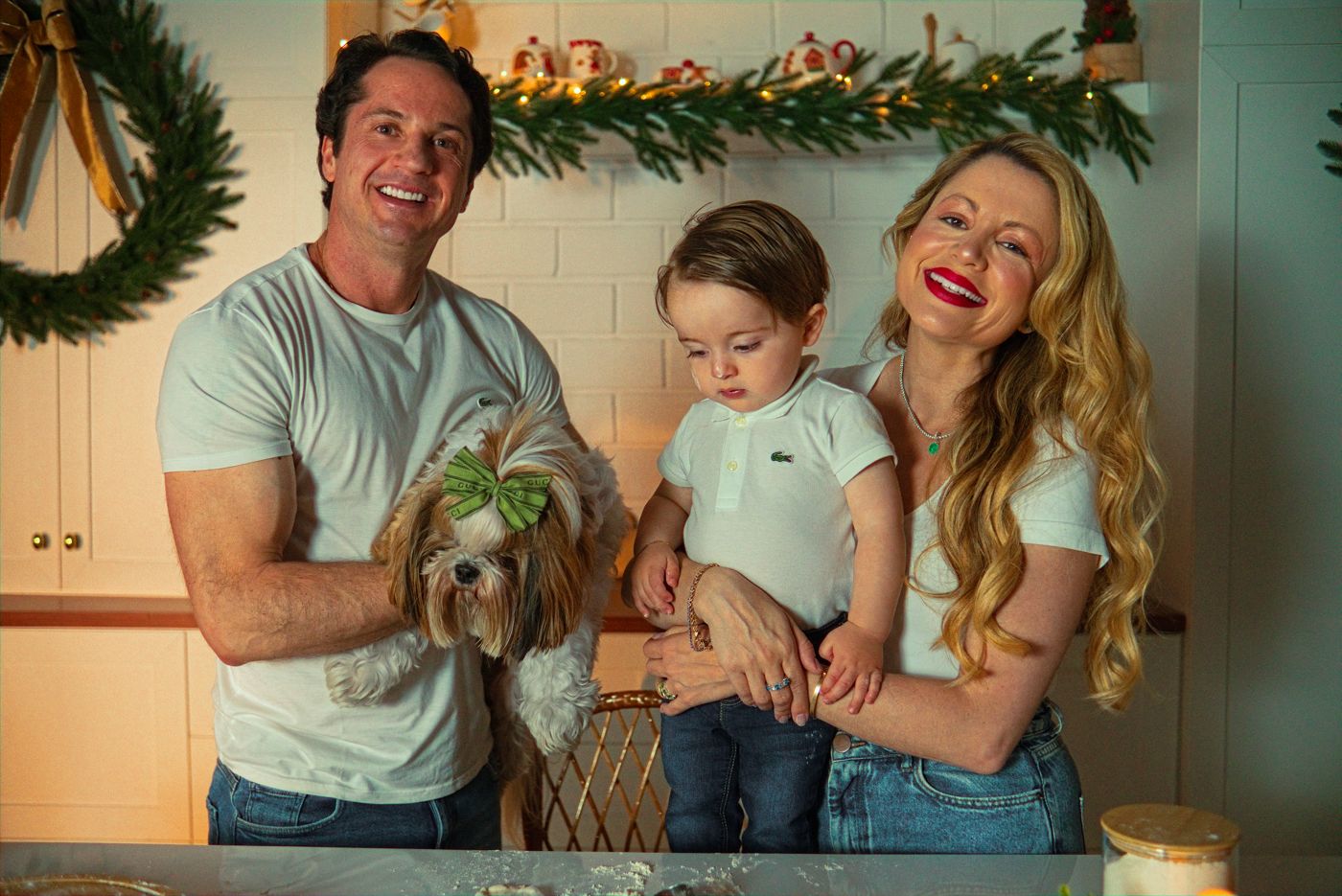 Família com o cachorrinho na cozinha de Natal