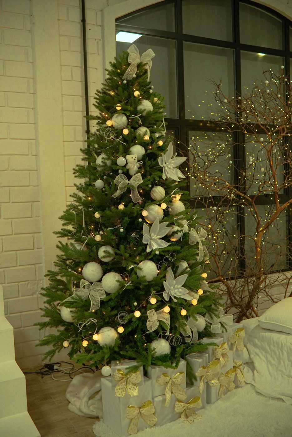 Árvore de Natal branca e dourada